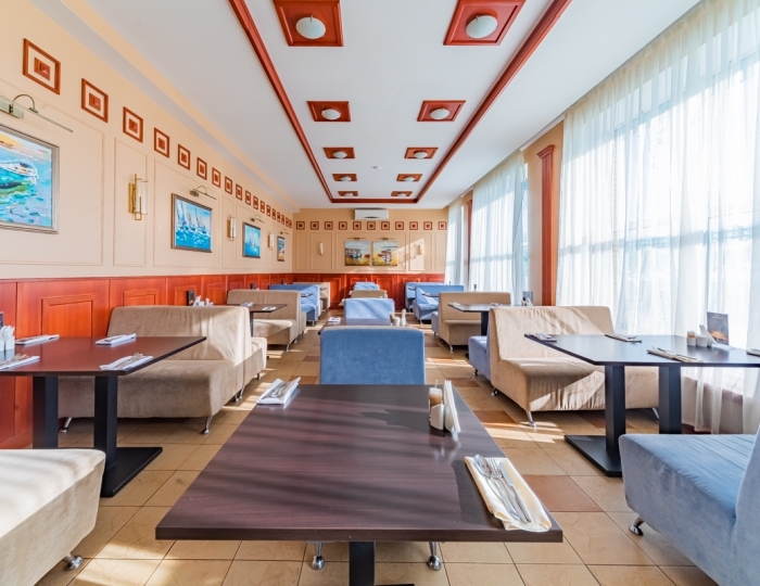 Зал ресторана «Лагуна» - Отель «Яхт-клуб Новый берег»